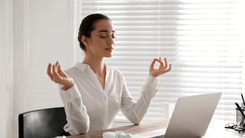 10 Mẹo nhỏ giúp giảm Căng thẳng ngay tại bàn làm việc